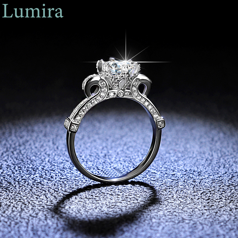 Lumira Classic Six-Prong 1 Car - Moissanite Engagement Ring 1 Carat recension och pris