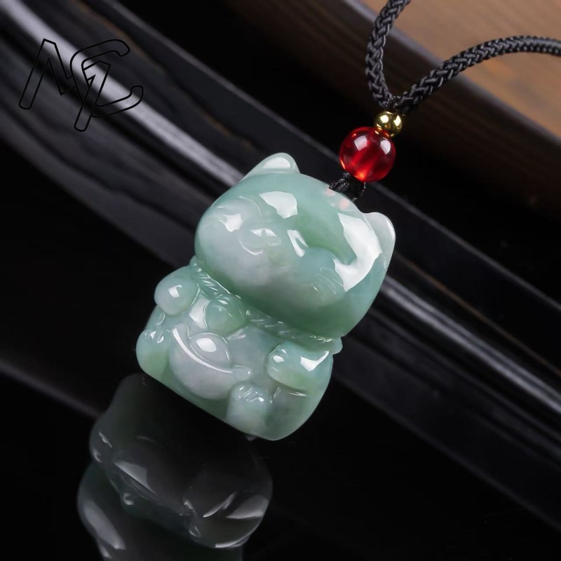 Natural Emerald Jade Lucky Cat - Necklaces recension och pris