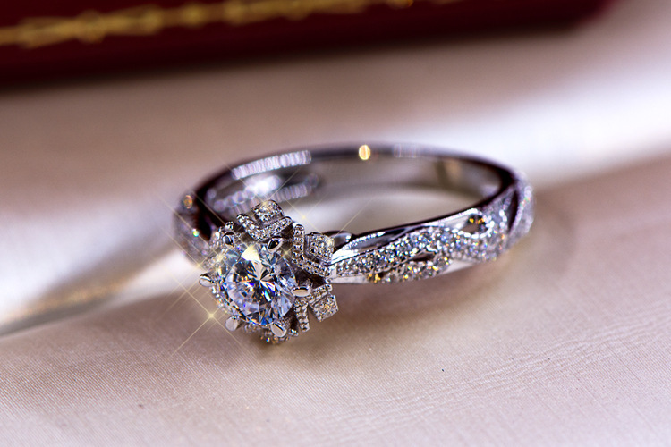 Hollow Flower Star S925 Sterli - Moissanite Engagement Ring 1 Carat recension och pris